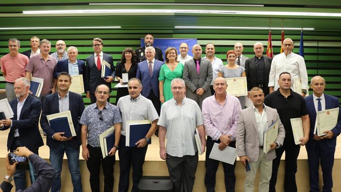 El delegado del Gobierno en la Región de Murcia, José Vélez, junto a los funcionarios reconocidos