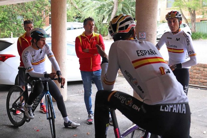 El seleccionador nacional de ciclismo, Pascual Momparler, junto a García Cortina y Marc Soler