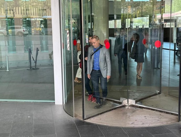 El concejal de Emergencia Climática y Transición Ecológica del Ayuntamiento de Barcelona, Eloi Badia, saliendo de su declaración en la Ciutat de la Justicia