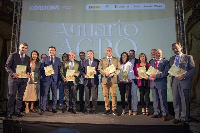 Autoridades en la presentación del 'Anuario Agroalimentario de Diario Córdoba'.