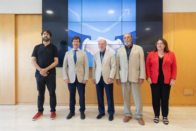 Villalobos, en el centro, con representantes de los agentes sociales, antes de la reunión de la comisión de seguimiento del Acuerdo de Concertación Económico y Social de la provincia.