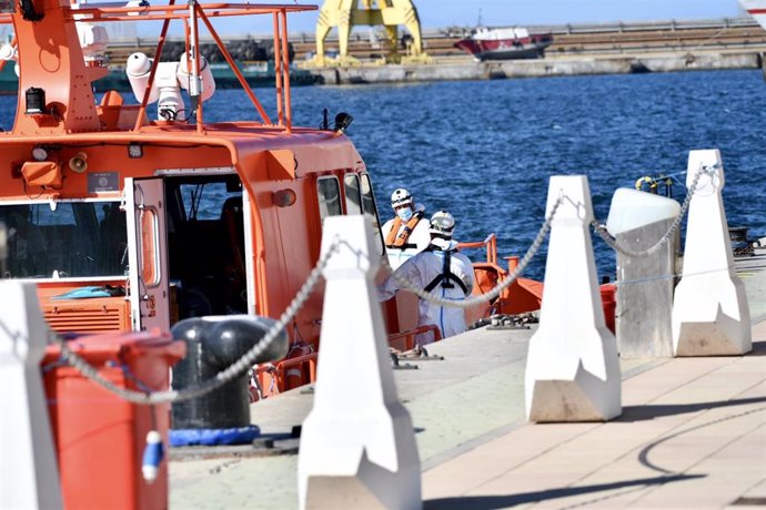 Archivo - Imagen de archivo de la embarcación de Salvamento Marítimo, la Salvamar Atria en el Muelle de España, en Ceuta