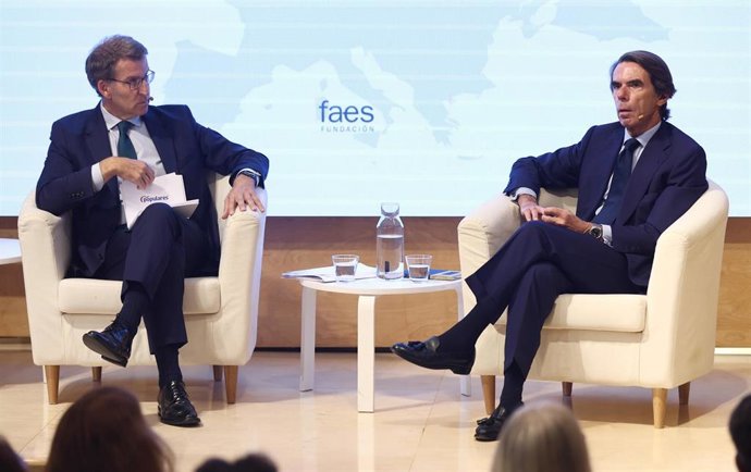 El presidente nacional del Partido Popular, Alberto Núñez Feijóo, y el presidente de la Fundación FAES, José María Aznar (d), intervienen en la clausura del Campus FAES 2022, en el Espacio Bertelsmann, a 23 de septiembre de 2022, en Madrid (España). Fei