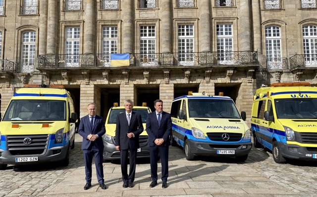 Entrega de las cuatro ambulancias al embajador de Ucrania en España, Serhii Pohoreltsev, en la praza do Obradoiro