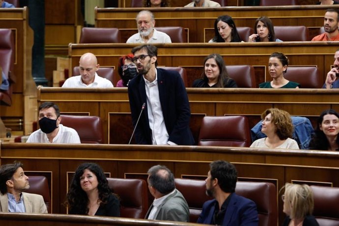 El diputado de Izquierda Unida en el grupo Unidas Podemos, José Luis Bueno, en el Congreso de los Diputados.