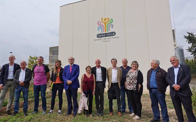 La Real Academía de la Lengua Vasca, Euskaltzaindia, visita en Tafalla la ikastola Garcés de los Fayos, organizadora del Nafarroa Oinez de 2022.