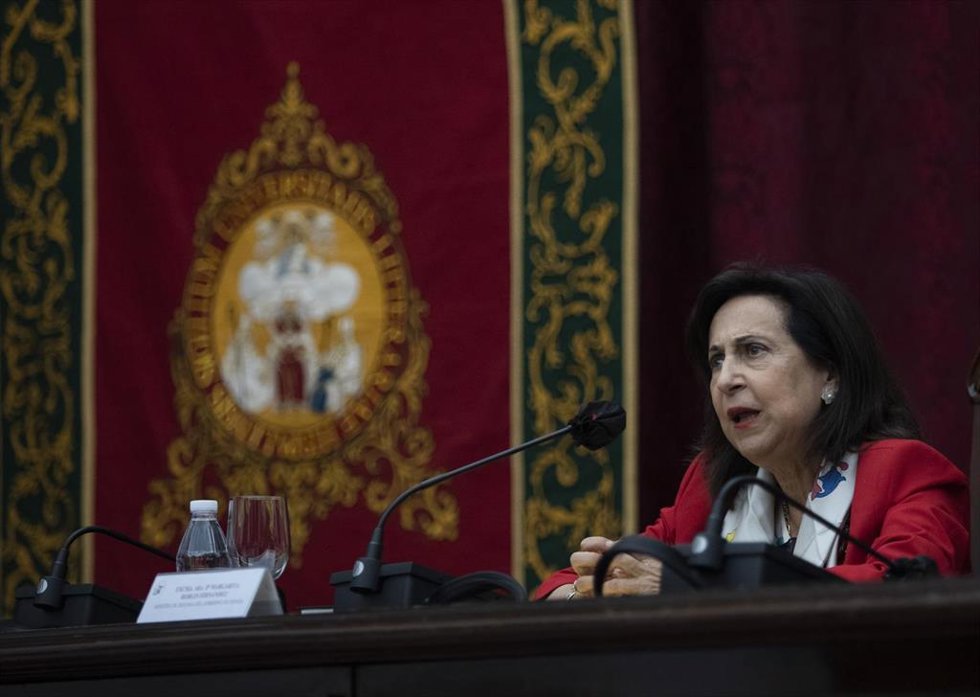 La ministra de Defensa, Margarita Robles, durante la presentación del libro 'The Limitations of the Law of Armed Conflicts: New Means and Methods of Warfare. Essays in Memory of Rosario Domínguez Matés', este viernes en la Universidad de Sevilla. A 23 d