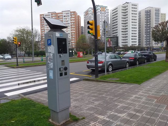 Archivo - Parquímetro de la ORA, en la calle Carlos Marx, en Gijón