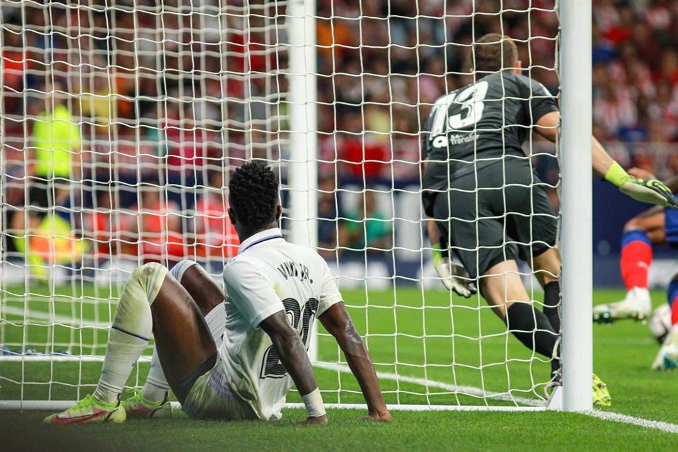 El delantero brasileño Vinicius Júnior observa cómo su compañero Fede Valverde marca el segundo tanto del Real Madrid en el derbi contra el Atlético de Madrid en el Cívitas Metropolitano de esta temporada 2022-23.