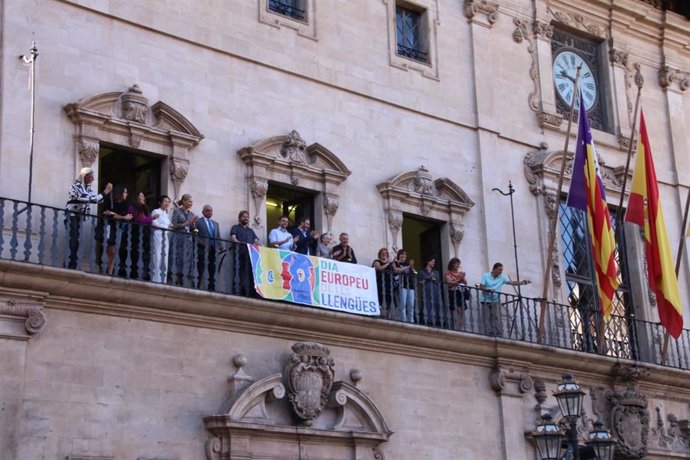 El Ayuntamiento de Palma despliega un cartel con motivo del Día Europeo de las Lenguas.