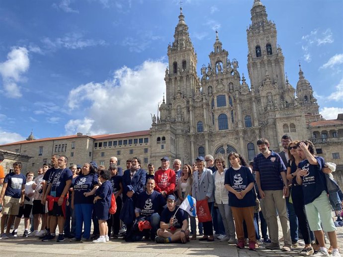 Jóvenes de la Fundación Menela a su llegada a Santiago de Compostela
