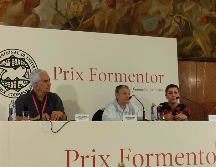 Rueda de prensa del Prix Formentor 2022 con la ganadora de este año, Liudmila Ulítskaya; el director de la Fundación Formentor, Basilio Baltasar, y la traductora de la autora rusa, Yulia Dobrovólskaya. En Las Palmas de Gran Canaria.