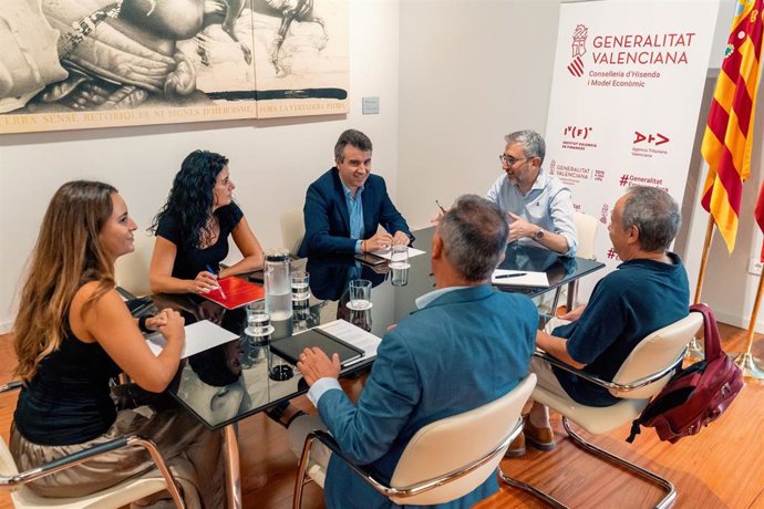 El conseller de Hacienda, Arcadi España, se ha reunido este viernes con los agentes económicos y sociales más representativos de la Comunitat Valenciana para escuchar sus propuestas en materia tributaria de cara al diseño de reforma fiscal