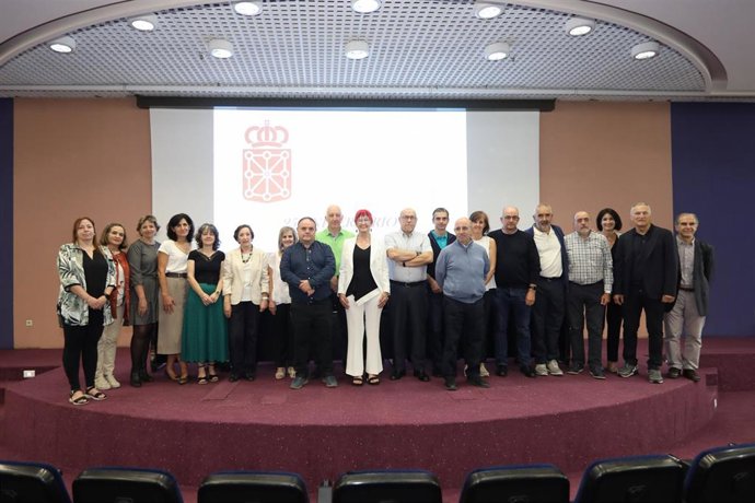 La consejera de Salud, Santos Induráin,  junto a las personas homenajeadas y asistentes al acto de reconocimiento.