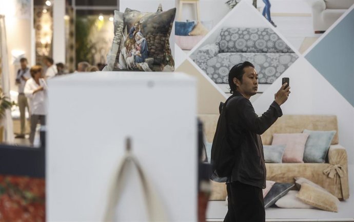 Un hombre hace fotos a la inauguración de la edición 2022 de los certámenes Hábitat Valencia, Home Textiles Premium y Espacio Cocina Sici, a 20 de septiembre de 2022, en Valencia, Comunidad Valenciana (España)