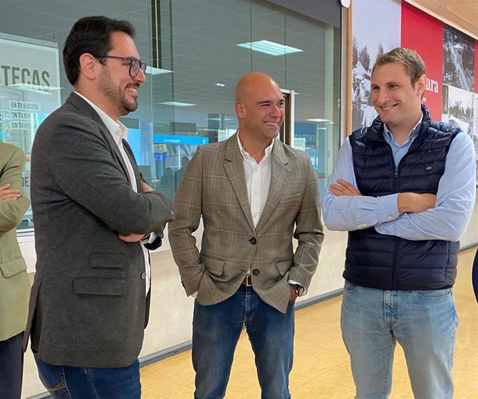 El secretario general y portavoz parlamentario de Foro Asturias en la Junta General del Principado de Asturias (JGPA), Adrián Pumares, asiste a la inauguración de Agropec en Gijón, acompañado de otros responsables del partido