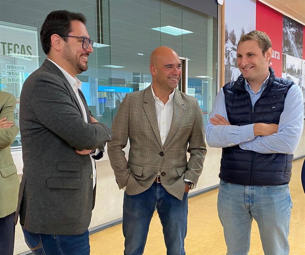 El secretario general y portavoz parlamentario de Foro Asturias en la Junta General del Principado de Asturias (JGPA), Adrián Pumares, asiste a la inauguración de Agropec en Gijón, acompañado de otros responsables del partido
