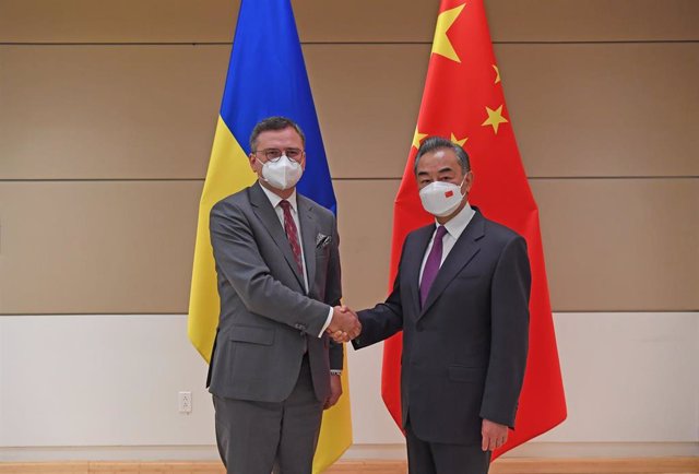 El ministro de Exteriores de Ucrania, Dimitri Kuleba, y el ministro de Exteriores de China, Wang Yi, reunidos en Nueva York