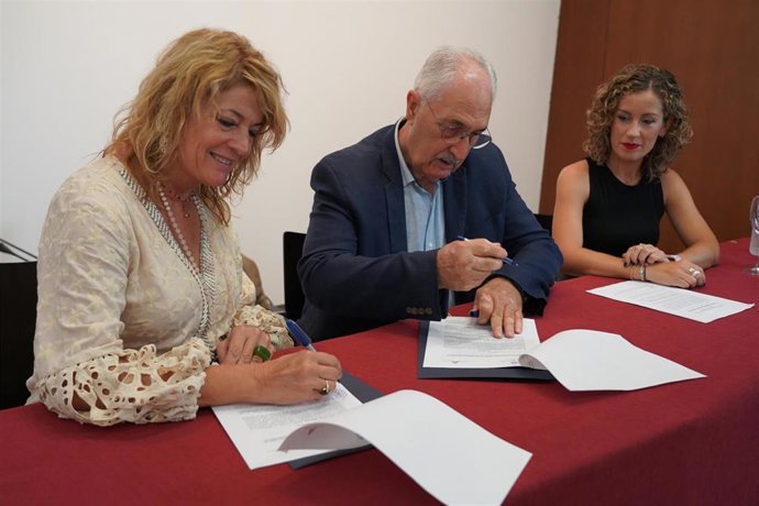 El Colegio Oficial de Arquitectos de Huelva (COAH) y el Puerto de Huelva han renovado este viernes su colaboración anual.