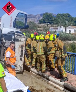 Los bomberos rescatan a un conductor atrapado en su camión excavadora tras volcar en Gata de Gorgos