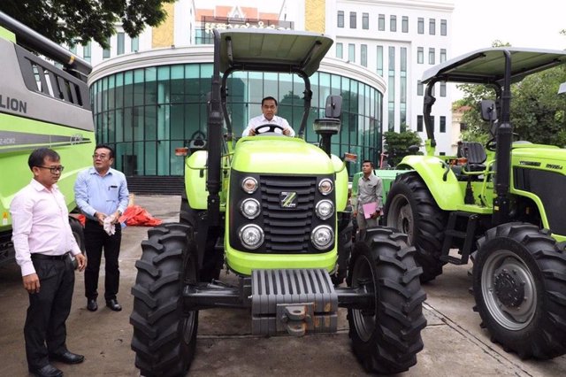 Zoomlion officially delivered donated agricultural equipment to Cambodia