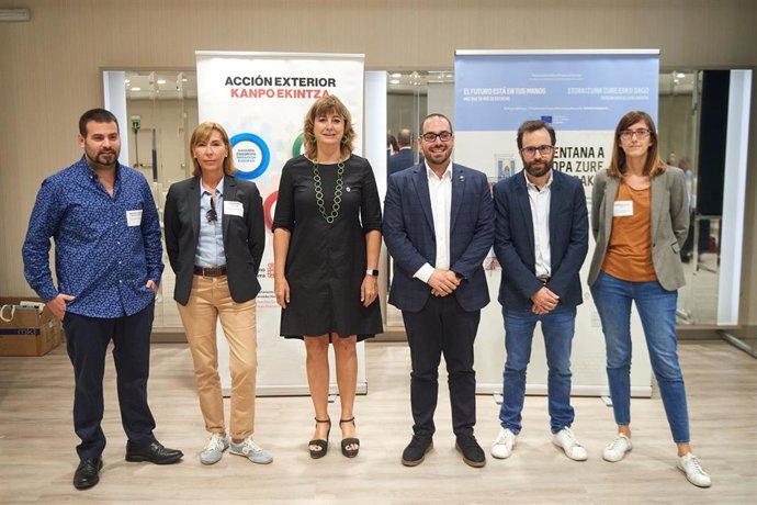 La consejera Ollo junto a participantes en el encuentro