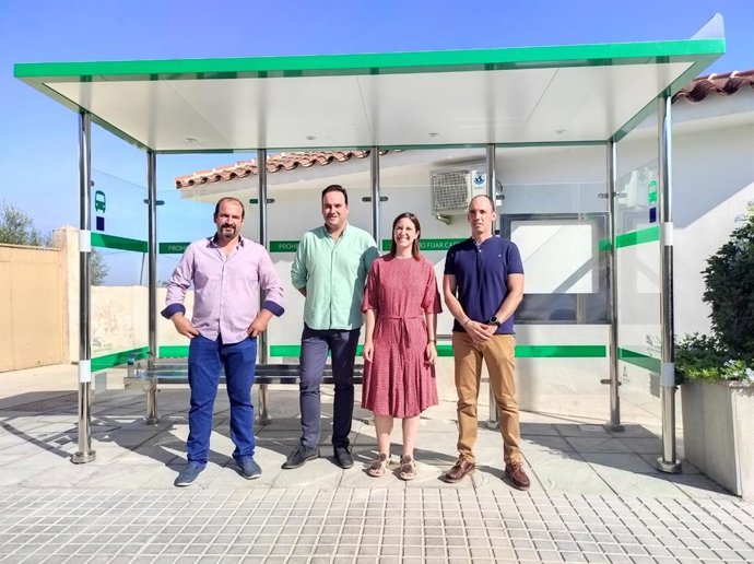 La delegada de Fomento, Vivienda y Articulación del Territorio de la Junta en Córdoba, Cristina Casanueva, en una de las nuevas marquesinas.