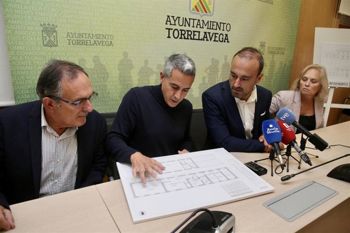 El vciepresidente regional, Pablo Zuloaga, y el alcald ede Torrelavega, Javier López Estrada, en la presentación del proyecto