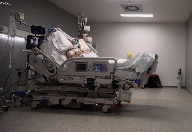 Archivo - Arxiu - Un malalt en un llit de la UCI de l'Hospital d'Emergències Isabel Zendal, Madrid (Espanya), a 20 de gener de 2021.