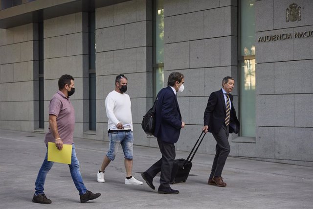 Archivo - El patrón del ‘Villa de Pitanxo', Juan Padín (i-morado), y su sobrino, Eduardo Rial (c-blanco), a su llegada a declarar a la Audiencia Nacional, a 6 de junio de 2022, en Madrid (España).
