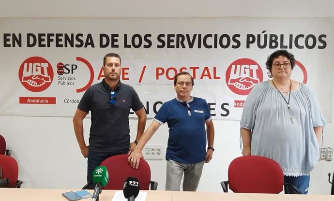 Bernabé (centro), entre otros responsables de Administración General del Estado y Postal de UGT Servicios Públicos en Córdoba.