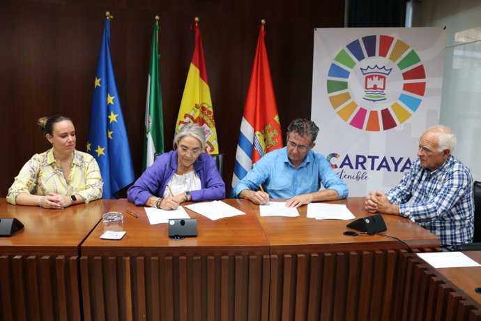 La alcaldesa de Carataya (Huelva), Pepa González Bayo, y el presidente de la Asociación de Feriantes de Andalucía, Ceuta y Melilla, Enrique Rubio, han firmado un convenio mediante el cual el Consistorio bonifica las fichas de las atracciones.