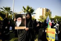 Manifestantes a favor del Gobierno salen a las calles para mostrar su rechazo a las protestas en Irán