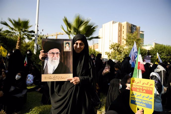 Una mujer sujeta el retrato del líder supremo iraní Ali Jamenei en una protesta pro-gubernamental (Archivo)