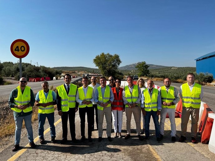 Requena (3i) y otros miembros del PP junto a la autovía.