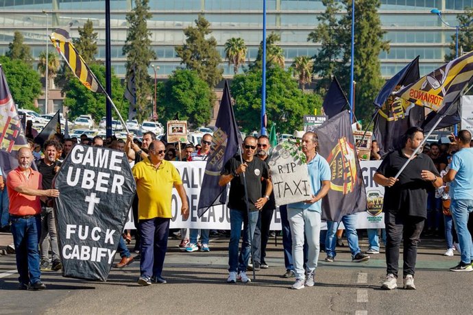 Concentración del sector del taxi en la parada del Estadio de la Cartuja, donde se iniciará una marcha a pie hasta las puertas del Parlamento andaluz en protesta por la regulación que prepara la Junta para los VTC