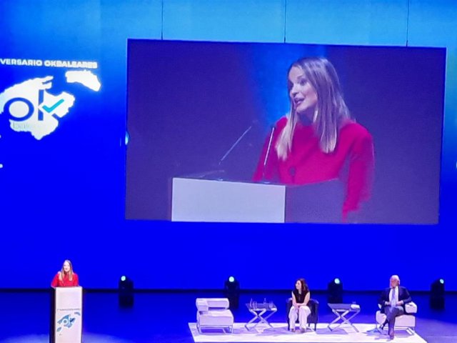 Prohens y Díaz Ayuso antes del comienzo del acto.