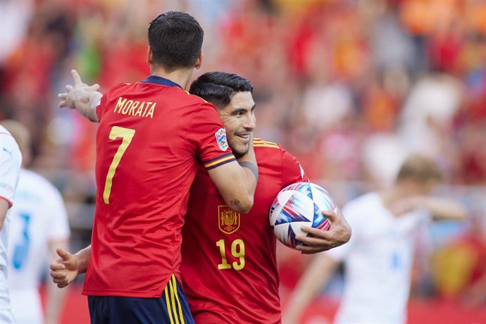 Archivo - Alvaro Morata abraza a Carlos Soler tras su gol en el España-República Checa de la Liga de Naciones 2022-2023