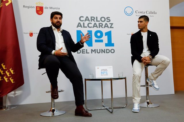 El presidente de la Región de Murcia, Fernando López Miras (i), recibe al tenista Carlos Alcaraz, en el Palacio de San Esteban de Murcia, a 23 de septiembre de 2022, en Murcia (España). El tenista Carlos Alcaraz, número 1 del mundo en la clasificación ATP