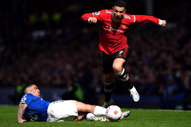 Archivo - 09 April 2022, United Kingdom, Liverpool: Everton's Allan (L) attempts a tackle on Manchester United's Cristiano Ronaldo during the English Premier League soccer match between Everton and Manchester United at Goodison Park. Photo: Martin Ricke