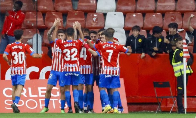 Los jugadores del Sporting de Gijón celebran uno de sus goles ante la UD Ibiza