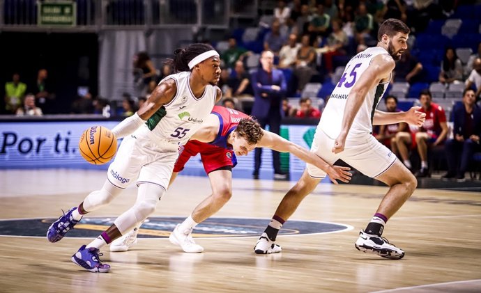 Kendrick Perry, jugador del Unicaja, en una acción del partido ante el Heroes Den Bosch