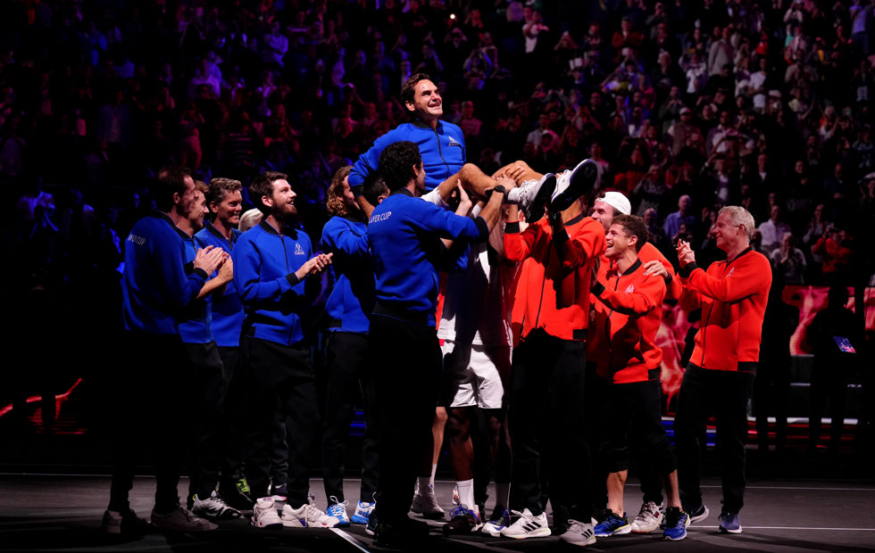 23 September 2022, United Kingdom, London: Team Europe's Roger Federer is lifted up by both teams after his final competitive match on day one of the Laver Cup at the O2 Arena. Photo: John Walton/PA Wire/dpa