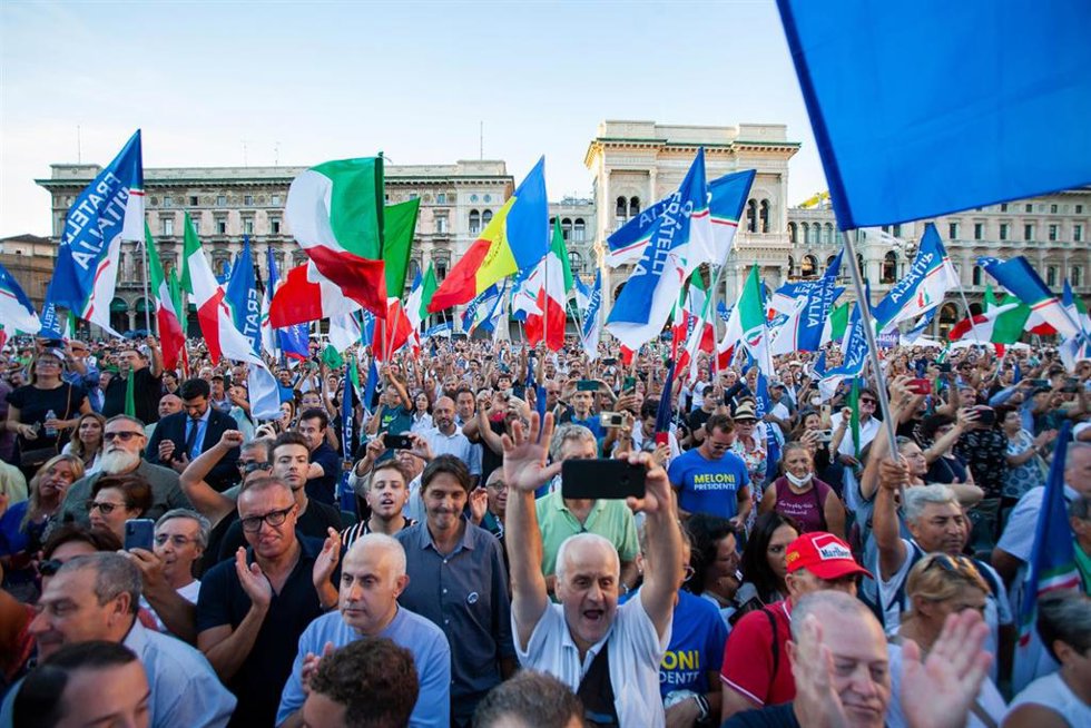 Seguidores de Hermanos de Italia en un mitin de Georgia Meloni en Milán