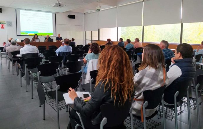 Asistentes a la reunión celebrada entre el departamento de Desarrollo Económico y la FNMC.