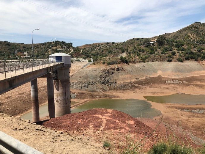 Archivo - Imagen de archivo de la Presa del Tomillar en Málaga, que pertenece a la Cuenca Mediterránea Andaluza.