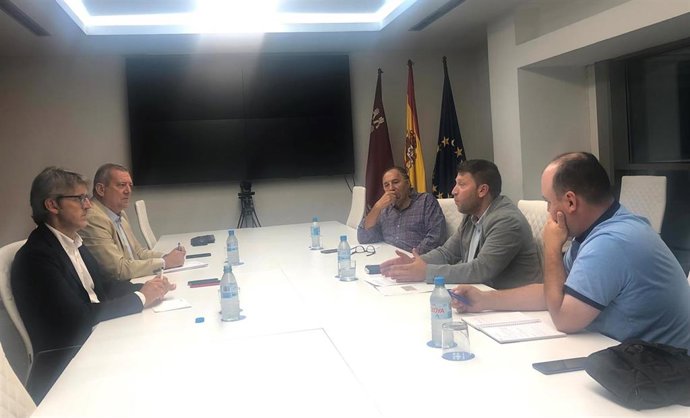 Imagen del encuentro entre el consejero de Economía, Hacienda y Administración Digital, Luis Alberto Marín, y representantes de COAG-IR