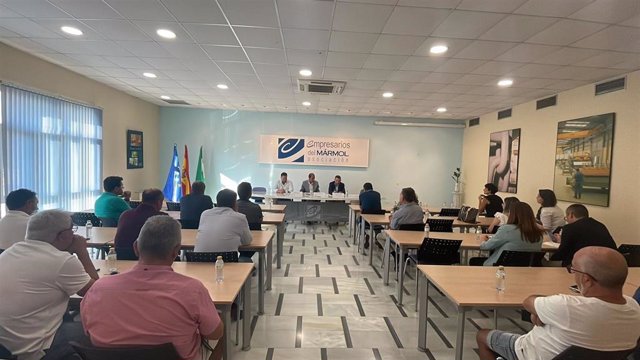Imagen del encuentro del delegado de Economía de la Junta, Guillermo Casquet, con la Asociación de Empresarios del Mármol.
