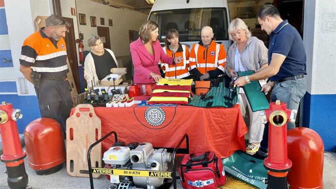 La consejera de Presidencia, Paula Fernández, acompañada por la alcaldesa de Polanco, Rosa Díaz, entrega de nuevo material para la Agrupación de Protección Civil del municipio