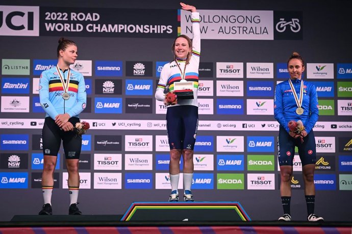 Lotte Kopecky, Annemiek van Vleuten y Silvia Persico en el podio
